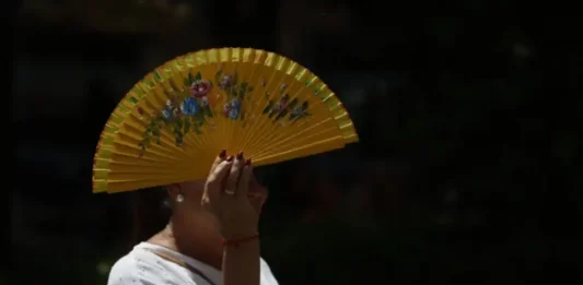 FOTOGRAFÍA. CÓRDOBA (ANDALUCÍA) REINO DE ESPAÑA, 09 DE JULIO DE 2025. Una mujer se tapa con un abanico mientras camina por el centro histórico de Córdoba, Comunidad Autónoma de Andalucía (Reino de España), este 9 de julio de 2025. Efe