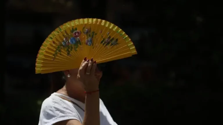 FOTOGRAFÍA. CÓRDOBA (ANDALUCÍA) REINO DE ESPAÑA, 09 DE JULIO DE 2025. Una mujer se tapa con un abanico mientras camina por el centro histórico de Córdoba, Comunidad Autónoma de Andalucía (Reino de España), este 9 de julio de 2025. Efe