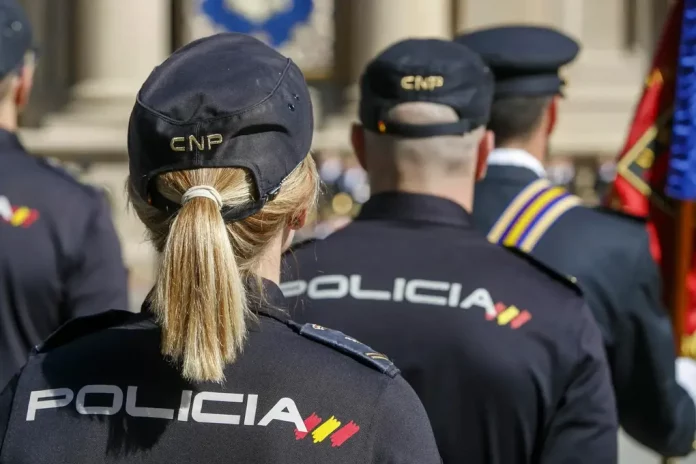 FOTOGRAFÍA. REINO DE ESPAÑA, 01 DE FEBRERO DE 2023. detalle de varios agentes de la Policía Nacional durante un acto institucional. Efe  FOTOGRAFÍA. REINO DE ESPAÑA, 01 DE FEBRERO DE 2023. detalle de varios agentes de la Policía Nacional durante un acto institucional. Efe
