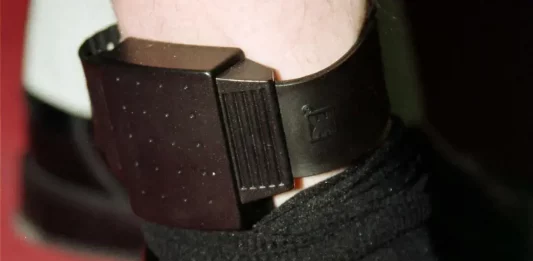 FOTOGRAFÍA. REINO DE ESPAÑA, 11 DE JULIO DE 2023. Detalle de una pulsera control telemático impuesta a un delincuente para saber en cada momento su situación. Efe