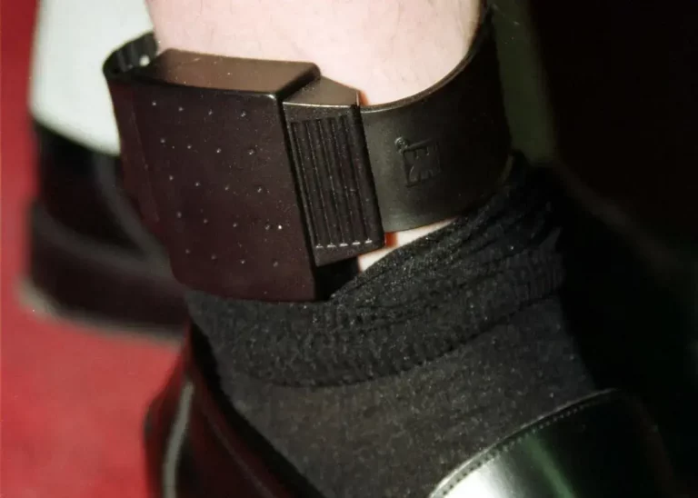 FOTOGRAFÍA. REINO DE ESPAÑA, 11 DE JULIO DE 2023. Detalle de una pulsera control telemático impuesta a un delincuente para saber en cada momento su situación. Efe