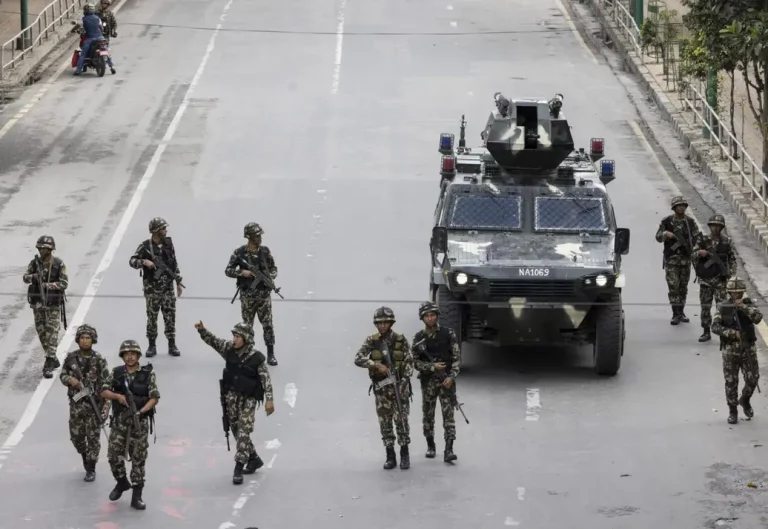 FOTOGRAFÍA. KATHMANDU (NEPAL), 11 DE SEPTIEMBRE DE 2025. Soldados del Ejército nepalí patrullan una zona en Kathmandu, Nepal, el 11 de septiembre de 2025. Nepalese Army members patrol an area in Kathmandu, Nepal, 11 September 2025, following violent demonstrations that destroyed major government buildings, including the Parliament and the government secretariat, Singha Durbar. The protest, which began on 8 September, was led by a group of youths identifying as Generation Z, protesting against corruption and a government-imposed social media ban, which resulted in the deaths of at least 19 people. (Protestas) Efe