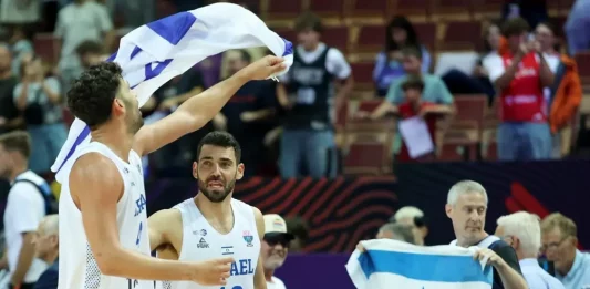 FOTOGRAFÍA. KATOWICE (POLONIA), 31 DE AGOSTO DE 2025. Eurobasket. Los internaciones de Israel celebran la victoria contra Francia en Katowice, Polonia. Efe