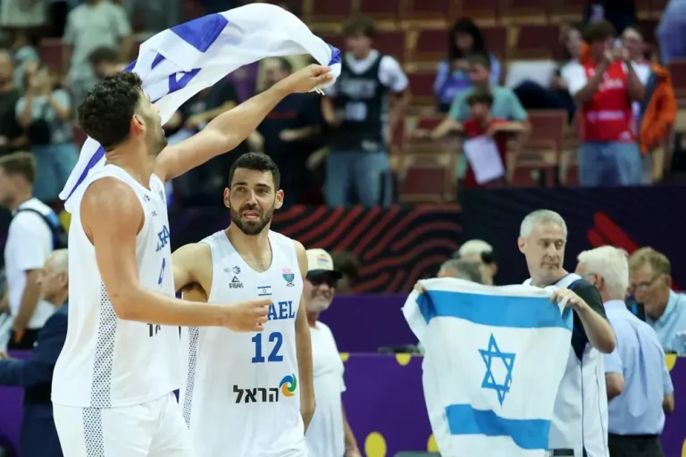 FOTOGRAFÍA. KATOWICE (POLONIA), 31 DE AGOSTO DE 2025. Eurobasket. Los internaciones de Israel celebran la victoria contra Francia en Katowice, Polonia. Efe