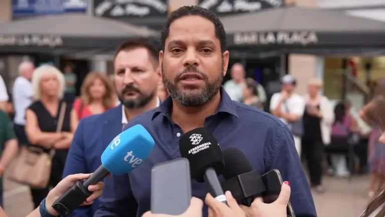 FOTOGRAFÍA. DISTRITO DE SANT-MONTJUIC (BARCELONA) CATALUÑA (REINO DE ESPAÑA), 09 DE SEPTIEMBRE DE 2025. El secretario general de VOX, Ignacio Garriga Vaz de Conceiçao, ha arropado esta tarde a los vecinos de la barriada de la Zona Franca, ubicado en el Distrito de Sant-Montjuic (Ciudad de Barcelona), víctimas de la violencia de los grupos migratorios magrebíes. Lasvocesdelpueblo (Ñ Pueblo)