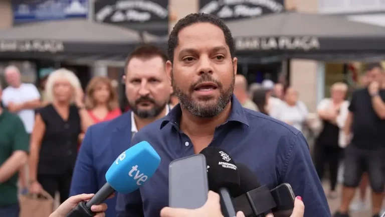 FOTOGRAFÍA. DISTRITO DE SANT-MONTJUIC (BARCELONA) CATALUÑA (REINO DE ESPAÑA), 09 DE SEPTIEMBRE DE 2025. El secretario general de VOX, Ignacio Garriga Vaz de Conceiçao, ha arropado esta tarde a los vecinos de la barriada de la Zona Franca, ubicado en el Distrito de Sant-Montjuic (Ciudad de Barcelona), víctimas de la violencia de los grupos migratorios magrebíes. Lasvocesdelpueblo (Ñ Pueblo)