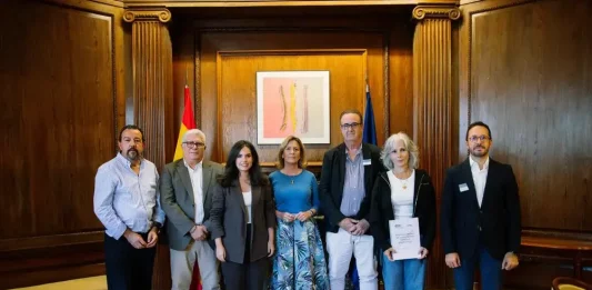 FOTOGRAFÍA. MADRID (REINO DE ESPAÑA), 29 DE SEPTIEMBRE DE 2025. La portavoz del Grupo Parlamentario VOX, María José Rodríguez de Millán Parro (Pepa Millán) (3i); ha mantenido este lunes un encuentro con el secretario presidente de la Confederación Española de Sindicatos Médicos, Víctor Pedrera; el presidente de la Confederación Española de Sindicatos Médicos, Miguel Lázaro; el presidente del Sindicato Médico de la Región de Murcia, Rafael Ojeda; y el representante de la Asociación Médicos Unidos por sus Derechos, Luis Aguilar. En la reunión han asistido la portavoz nacional de Sanidad de VOX, María Elisa García Fúster (4i); el portavoz de VOX en la comisión de Sanidad, David García Gomis; el portavoz de VOX en la comisión de Adicciones, Tomás Fernández y el senador de VOX Fernando Carbonell. Lasvocesdelpueblo (Ñ Pueblo)