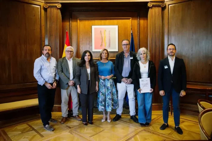 FOTOGRAFÍA. MADRID (REINO DE ESPAÑA), 29 DE SEPTIEMBRE DE 2025. La portavoz del Grupo Parlamentario VOX, María José Rodríguez de Millán Parro (Pepa Millán) (3i); ha mantenido este lunes un encuentro con el secretario presidente de la Confederación Española de Sindicatos Médicos, Víctor Pedrera; el presidente de la Confederación Española de Sindicatos Médicos, Miguel Lázaro; el presidente del Sindicato Médico de la Región de Murcia, Rafael Ojeda; y el representante de la Asociación Médicos Unidos por sus Derechos, Luis Aguilar. En la reunión han asistido la portavoz nacional de Sanidad de VOX, María Elisa García Fúster (4i); el portavoz de VOX en la comisión de Sanidad, David García Gomis; el portavoz de VOX en la comisión de Adicciones, Tomás Fernández y el senador de VOX Fernando Carbonell. Lasvocesdelpueblo (Ñ Pueblo)