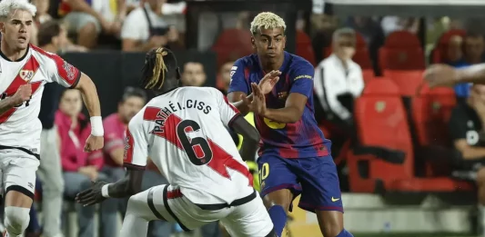 FOTOGRAFÍA. VALLECAS (MADRID) REINO DE ESPAÑA, 31 DE AGOSTO DE 2025. El centrocampista del Rayo Vallecano Pathé Ciss (i) lucha con Lamine Yamal, del FC Barcelona, durante el partido de la tercera jornada de LaLiga entre el Rayo Vallecano y el FC Barcelona, este domingo en el estadio de Vallecas. Efe