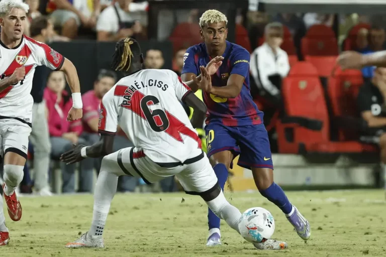 FOTOGRAFÍA. VALLECAS (MADRID) REINO DE ESPAÑA, 31 DE AGOSTO DE 2025. El centrocampista del Rayo Vallecano Pathé Ciss (i) lucha con Lamine Yamal, del FC Barcelona, durante el partido de la tercera jornada de LaLiga entre el Rayo Vallecano y el FC Barcelona, este domingo en el estadio de Vallecas. Efe