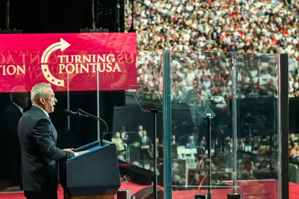 FOTGRAFÍA. GLENDALE (ESADO DE ARIZONA) ESTADOS UNIDOS DE AMÉRICA, EEUU, 21 DE SEPTIEMBRE DE 2025. Este domingo, el presidente de los Estados Unidos de América (EEUU), Donald John Trump; el vicepresidente, James David Vance; la joven viuda y Miss Arizona USA en 2012, Erika Lane Frantzve (Erika Lane Kirk); el exjefe del Departamento de Eficiencia Gubernamental (DOGE) de la Administración Donald John Trump/James David Vance y dueño de la red social Twitter, Elon Reeve Musk (Elon Musk); el secretario de Salud y Servicios Humanos de EEUU, Robert Francis Kennedy Jr. (RFK Jr.); el secretario de Estado de EEUU, Marco Antonio Rubio (Marco Rubio); y todos los funcionarios clave de la 47ª Administración de United States os América (USA) se reunieron con decenas de miles de patriotas estadounidenses en el Estadio State Farm de Glendale (Estado de Arizona) en EEUU, para celebrar la vida y el legado del joven histórico patriota Charles James Kirk (Charlie Kirk) — (Arlington Heights, Illinois, 14 de octubre de 1993-Orem, Utah, 10 de septiembre de 2025)—, asesinado por el militante de la WOKE (progresismo/socialismo/Izquierda/comunismo), Tyler Robinson, el miércoles 10 de septiembre de 2025, en el campus Drive de la Universidad de Estado de Utah (EEUU) durante un debate organizado por su plataforma "Turning Point USA (Punto de Inflexión Estados Unidos de América)". Lasvocesdelpueblo (Ñ Pueblo)