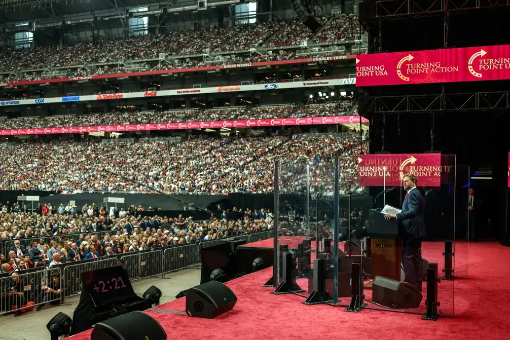 FOTGRAFÍA. GLENDALE (ESADO DE ARIZONA) ESTADOS UNIDOS DE AMÉRICA, EEUU, 21 DE SEPTIEMBRE DE 2025. Este domingo, el presidente de los Estados Unidos de América (EEUU), Donald John Trump; el vicepresidente, James David Vance; la joven viuda y Miss Arizona USA en 2012, Erika Lane Frantzve (Erika Lane Kirk); el exjefe del Departamento de Eficiencia Gubernamental (DOGE) de la Administración Donald John Trump/James David Vance y dueño de la red social Twitter, Elon Reeve Musk (Elon Musk); el secretario de Salud y Servicios Humanos de EEUU, Robert Francis Kennedy Jr. (RFK Jr.); el secretario de Estado de EEUU, Marco Antonio Rubio (Marco Rubio); y todos los funcionarios clave de la 47ª Administración de United States os América (USA) se reunieron con decenas de miles de patriotas estadounidenses en el Estadio State Farm de Glendale (Estado de Arizona) en EEUU, para celebrar la vida y el legado del joven histórico patriota Charles James Kirk (Charlie Kirk) — (Arlington Heights, Illinois, 14 de octubre de 1993-Orem, Utah, 10 de septiembre de 2025)—, asesinado por el militante de la WOKE (progresismo/socialismo/Izquierda/comunismo), Tyler Robinson, el miércoles 10 de septiembre de 2025, en el campus Drive de la Universidad de Estado de Utah (EEUU) durante un debate organizado por su plataforma "Turning Point USA (Punto de Inflexión Estados Unidos de América)". Lasvocesdelpueblo (Ñ Pueblo)