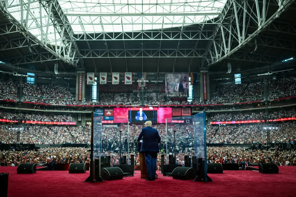 FOTGRAFÍA. GLENDALE (ESADO DE ARIZONA) ESTADOS UNIDOS DE AMÉRICA, EEUU, 21 DE SEPTIEMBRE DE 2025. Este domingo, el presidente de los Estados Unidos de América (EEUU), Donald John Trump; el vicepresidente, James David Vance; la joven viuda y Miss Arizona USA en 2012, Erika Lane Frantzve (Erika Lane Kirk); el exjefe del Departamento de Eficiencia Gubernamental (DOGE) de la Administración Donald John Trump/James David Vance y dueño de la red social Twitter, Elon Reeve Musk (Elon Musk); el secretario de Salud y Servicios Humanos de EEUU, Robert Francis Kennedy Jr. (RFK Jr.); el secretario de Estado de EEUU, Marco Antonio Rubio (Marco Rubio); y todos los funcionarios clave de la 47ª Administración de United States os América (USA) se reunieron con decenas de miles de patriotas estadounidenses en el Estadio State Farm de Glendale (Estado de Arizona) en EEUU, para celebrar la vida y el legado del joven histórico patriota Charles James Kirk (Charlie Kirk) — (Arlington Heights, Illinois, 14 de octubre de 1993-Orem, Utah, 10 de septiembre de 2025)—, asesinado por el militante de la WOKE (progresismo/socialismo/Izquierda/comunismo), Tyler Robinson, el miércoles 10 de septiembre de 2025, en el campus Drive de la Universidad de Estado de Utah (EEUU) durante un debate organizado por su plataforma "Turning Point USA (Punto de Inflexión Estados Unidos de América)". Lasvocesdelpueblo (Ñ Pueblo)