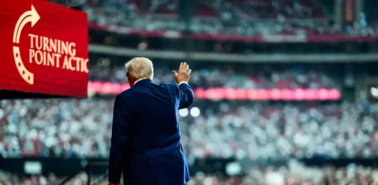 FOTGRAFÍA. GLENDALE (ESADO DE ARIZONA) ESTADOS UNIDOS DE AMÉRICA, EEUU, 21 DE SEPTIEMBRE DE 2025. Este domingo, el presidente de los Estados Unidos de América (EEUU), Donald John Trump; el vicepresidente, James David Vance; la joven viuda y Miss Arizona USA en 2012, Erika Lane Frantzve (Erika Lane Kirk); el exjefe del Departamento de Eficiencia Gubernamental (DOGE) de la Administración Donald John Trump/James David Vance y dueño de la red social Twitter, Elon Reeve Musk (Elon Musk); el secretario de Salud y Servicios Humanos de EEUU, Robert Francis Kennedy Jr. (RFK Jr.); el secretario de Estado de EEUU, Marco Antonio Rubio (Marco Rubio); y todos los funcionarios clave de la 47ª Administración de United States os América (USA) se reunieron con decenas de miles de patriotas estadounidenses en el Estadio State Farm de Glendale (Estado de Arizona) en EEUU, para celebrar la vida y el legado del joven histórico patriota Charles James Kirk (Charlie Kirk) — (Arlington Heights, Illinois, 14 de octubre de 1993-Orem, Utah, 10 de septiembre de 2025)—, asesinado por el militante de la WOKE (progresismo/socialismo/Izquierda/comunismo), Tyler Robinson, el miércoles 10 de septiembre de 2025, en el campus Drive de la Universidad de Estado de Utah (EEUU) durante un debate organizado por su plataforma "Turning Point USA (Punto de Inflexión Estados Unidos de América)". Lasvocesdelpueblo (Ñ Pueblo)