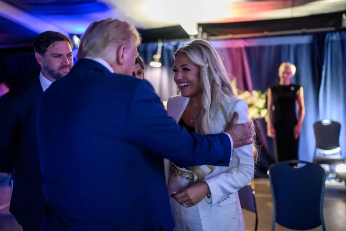 FOTGRAFÍA. GLENDALE (ESADO DE ARIZONA) ESTADOS UNIDOS DE AMÉRICA, EEUU, 21 DE SEPTIEMBRE DE 2025. Este domingo, el presidente de los Estados Unidos de América (EEUU), Donald John Trump; el vicepresidente, James David Vance; la joven viuda y Miss Arizona USA en 2012, Erika Lane Frantzve (Erika Lane Kirk); el exjefe del Departamento de Eficiencia Gubernamental (DOGE) de la Administración Donald John Trump/James David Vance y dueño de la red social Twitter, Elon Reeve Musk (Elon Musk); el secretario de Salud y Servicios Humanos de EEUU, Robert Francis Kennedy Jr. (RFK Jr.); el secretario de Estado de EEUU, Marco Antonio Rubio (Marco Rubio); y todos los funcionarios clave de la 47ª Administración de United States os América (USA) se reunieron con decenas de miles de patriotas estadounidenses en el Estadio State Farm de Glendale (Estado de Arizona) en EEUU, para celebrar la vida y el legado del joven histórico patriota Charles James Kirk (Charlie Kirk) — (Arlington Heights, Illinois, 14 de octubre de 1993-Orem, Utah, 10 de septiembre de 2025)—, asesinado por el militante de la WOKE (progresismo/socialismo/Izquierda/comunismo), Tyler Robinson, el miércoles 10 de septiembre de 2025, en el campus Drive de la Universidad de Estado de Utah (EEUU) durante un debate organizado por su plataforma "Turning Point USA (Punto de Inflexión Estados Unidos de América)". Lasvocesdelpueblo (Ñ Pueblo)