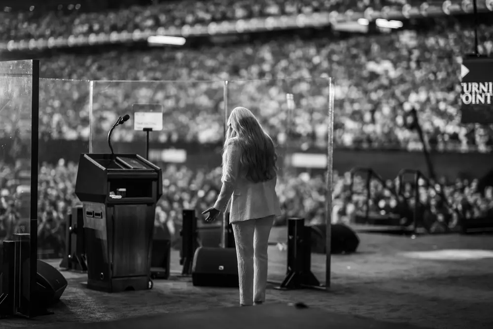 FOTGRAFÍA. GLENDALE (ESADO DE ARIZONA) ESTADOS UNIDOS DE AMÉRICA, EEUU, 21 DE SEPTIEMBRE DE 2025. Este domingo, el presidente de los Estados Unidos de América (EEUU), Donald John Trump; el vicepresidente, James David Vance; la joven viuda y Miss Arizona USA en 2012, Erika Lane Frantzve (Erika Lane Kirk); el exjefe del Departamento de Eficiencia Gubernamental (DOGE) de la Administración Donald John Trump/James David Vance y dueño de la red social Twitter, Elon Reeve Musk (Elon Musk); el secretario de Salud y Servicios Humanos de EEUU, Robert Francis Kennedy Jr. (RFK Jr.); el secretario de Estado de EEUU, Marco Antonio Rubio (Marco Rubio); y todos los funcionarios clave de la 47ª Administración de United States os América (USA) se reunieron con decenas de miles de patriotas estadounidenses en el Estadio State Farm de Glendale (Estado de Arizona) en EEUU, para celebrar la vida y el legado del joven histórico patriota Charles James Kirk (Charlie Kirk) — (Arlington Heights, Illinois, 14 de octubre de 1993-Orem, Utah, 10 de septiembre de 2025)—, asesinado por el militante de la WOKE (progresismo/socialismo/Izquierda/comunismo), Tyler Robinson, el miércoles 10 de septiembre de 2025, en el campus Drive de la Universidad de Estado de Utah (EEUU) durante un debate organizado por su plataforma "Turning Point USA (Punto de Inflexión Estados Unidos de América)". Lasvocesdelpueblo (Ñ Pueblo)