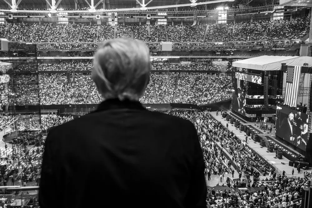 FOTGRAFÍA. GLENDALE (ESADO DE ARIZONA) ESTADOS UNIDOS DE AMÉRICA, EEUU, 21 DE SEPTIEMBRE DE 2025. Este domingo, el presidente de los Estados Unidos de América (EEUU), Donald John Trump; el vicepresidente, James David Vance; la joven viuda y Miss Arizona USA en 2012, Erika Lane Frantzve (Erika Lane Kirk); el exjefe del Departamento de Eficiencia Gubernamental (DOGE) de la Administración Donald John Trump/James David Vance y dueño de la red social Twitter, Elon Reeve Musk (Elon Musk); el secretario de Salud y Servicios Humanos de EEUU, Robert Francis Kennedy Jr. (RFK Jr.); el secretario de Estado de EEUU, Marco Antonio Rubio (Marco Rubio); y todos los funcionarios clave de la 47ª Administración de United States os América (USA) se reunieron con decenas de miles de patriotas estadounidenses en el Estadio State Farm de Glendale (Estado de Arizona) en EEUU, para celebrar la vida y el legado del joven histórico patriota Charles James Kirk (Charlie Kirk) — (Arlington Heights, Illinois, 14 de octubre de 1993-Orem, Utah, 10 de septiembre de 2025)—, asesinado por el militante de la WOKE (progresismo/socialismo/Izquierda/comunismo), Tyler Robinson, el miércoles 10 de septiembre de 2025, en el campus Drive de la Universidad de Estado de Utah (EEUU) durante un debate organizado por su plataforma "Turning Point USA (Punto de Inflexión Estados Unidos de América)". Lasvocesdelpueblo (Ñ Pueblo)