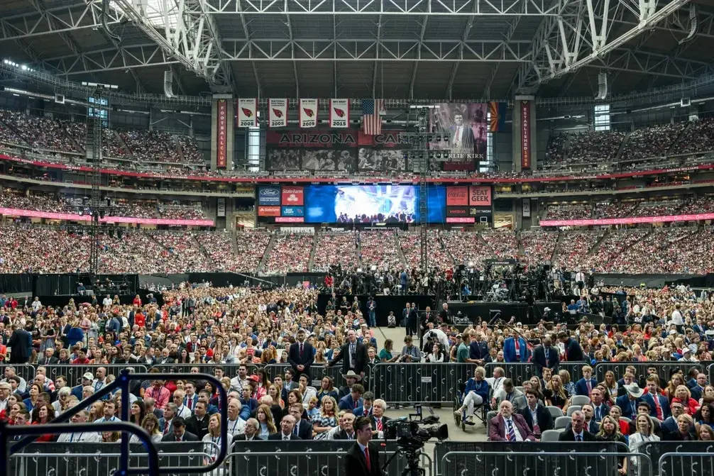 FOTGRAFÍA. GLENDALE (ESADO DE ARIZONA) ESTADOS UNIDOS DE AMÉRICA, EEUU, 21 DE SEPTIEMBRE DE 2025. Este domingo, el presidente de los Estados Unidos de América (EEUU), Donald John Trump; el vicepresidente, James David Vance; la joven viuda y Miss Arizona USA en 2012, Erika Lane Frantzve (Erika Lane Kirk); el exjefe del Departamento de Eficiencia Gubernamental (DOGE) de la Administración Donald John Trump/James David Vance y dueño de la red social Twitter, Elon Reeve Musk (Elon Musk); el secretario de Salud y Servicios Humanos de EEUU, Robert Francis Kennedy Jr. (RFK Jr.); el secretario de Estado de EEUU, Marco Antonio Rubio (Marco Rubio); y todos los funcionarios clave de la 47ª Administración de United States os América (USA) se reunieron con decenas de miles de patriotas estadounidenses en el Estadio State Farm de Glendale (Estado de Arizona) en EEUU, para celebrar la vida y el legado del joven histórico patriota Charles James Kirk (Charlie Kirk) — (Arlington Heights, Illinois, 14 de octubre de 1993-Orem, Utah, 10 de septiembre de 2025)—, asesinado por el militante de la WOKE (progresismo/socialismo/Izquierda/comunismo), Tyler Robinson, el miércoles 10 de septiembre de 2025, en el campus Drive de la Universidad de Estado de Utah (EEUU) durante un debate organizado por su plataforma "Turning Point USA (Punto de Inflexión Estados Unidos de América)". Lasvocesdelpueblo (Ñ Pueblo)