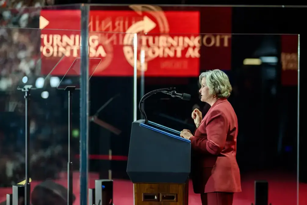 FOTGRAFÍA. GLENDALE (ESADO DE ARIZONA) ESTADOS UNIDOS DE AMÉRICA, EEUU, 21 DE SEPTIEMBRE DE 2025. Este domingo, el presidente de los Estados Unidos de América (EEUU), Donald John Trump; el vicepresidente, James David Vance; la joven viuda y Miss Arizona USA en 2012, Erika Lane Frantzve (Erika Lane Kirk); el exjefe del Departamento de Eficiencia Gubernamental (DOGE) de la Administración Donald John Trump/James David Vance y dueño de la red social Twitter, Elon Reeve Musk (Elon Musk); el secretario de Salud y Servicios Humanos de EEUU, Robert Francis Kennedy Jr. (RFK Jr.); el secretario de Estado de EEUU, Marco Antonio Rubio (Marco Rubio); y todos los funcionarios clave de la 47ª Administración de United States os América (USA) se reunieron con decenas de miles de patriotas estadounidenses en el Estadio State Farm de Glendale (Estado de Arizona) en EEUU, para celebrar la vida y el legado del joven histórico patriota Charles James Kirk (Charlie Kirk) — (Arlington Heights, Illinois, 14 de octubre de 1993-Orem, Utah, 10 de septiembre de 2025)—, asesinado por el militante de la WOKE (progresismo/socialismo/Izquierda/comunismo), Tyler Robinson, el miércoles 10 de septiembre de 2025, en el campus Drive de la Universidad de Estado de Utah (EEUU) durante un debate organizado por su plataforma "Turning Point USA (Punto de Inflexión Estados Unidos de América)". Lasvocesdelpueblo (Ñ Pueblo)