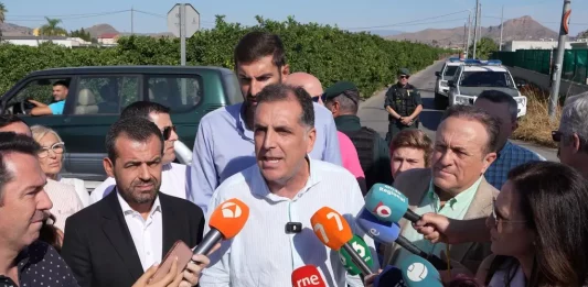 FOTOGRAFÍA. MURCIA (REGIÓN DE MURCIA), 09 DE SEPTIEMBRE DE 2025. El presidente de VOX en la Región de Murcia, José Ángel Antelo (detrás c), junto al portavoz nacional de Inmigración, Interior y Seguridad, Samuel Vázquez Álvarez (c), ha comparecido este miércoles cerca del centro de inmigrantes ilegales Menores Extranjeros No Acompañados (MENA) de Santa Cruz. Lasvocesdelpueblo (Ñ Pueblo)