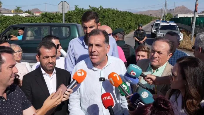 FOTOGRAFÍA. MURCIA (REGIÓN DE MURCIA), 09 DE SEPTIEMBRE DE 2025. El presidente de VOX en la Región de Murcia, José Ángel Antelo (detrás c), junto al portavoz nacional de Inmigración, Interior y Seguridad, Samuel Vázquez Álvarez (c), ha comparecido este miércoles cerca del centro de inmigrantes ilegales Menores Extranjeros No Acompañados (MENA) de Santa Cruz. Lasvocesdelpueblo (Ñ Pueblo)