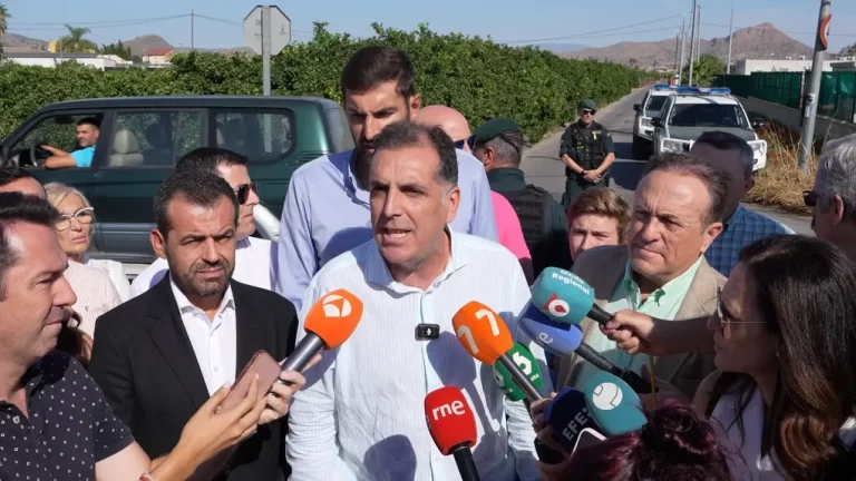 FOTOGRAFÍA. MURCIA (REGIÓN DE MURCIA), 09 DE SEPTIEMBRE DE 2025. El presidente de VOX en la Región de Murcia, José Ángel Antelo (detrás c), junto al portavoz nacional de Inmigración, Interior y Seguridad, Samuel Vázquez Álvarez (c), ha comparecido este miércoles cerca del centro de inmigrantes ilegales Menores Extranjeros No Acompañados (MENA) de Santa Cruz. Lasvocesdelpueblo (Ñ Pueblo)