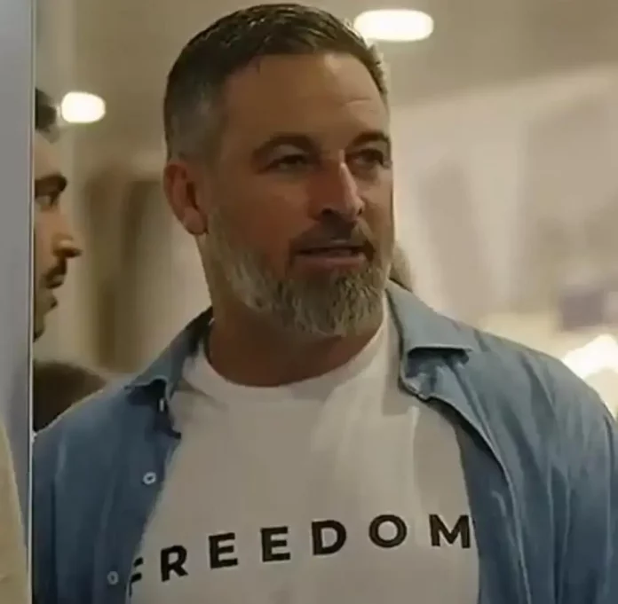 FOTOGRAFÍA. CARABANCHEL (COMUNIDAD DE MADRID) REINO DE ESPAÑA, 13 DE SEPTIEMBRE DE 2025. El presidente de VOX y Patriots of Europe, Santiago Abascal Conde, homenajeaa al patriota comentarista estadounidense Charlie Kirk con una camiseta como la que llevaba en el momento de su asesinato en un campus de la Universidad de Utah: "Freedom" (Libertad), durante su visita a las carpas del en "EuropaViva25" de Patriots of Europe y VOX en el Palacio Vistalegre de Carabanchel (Comunidad de Madrid) Reino de España. Lasvocesdelpueblo (Ñ Pueblo)