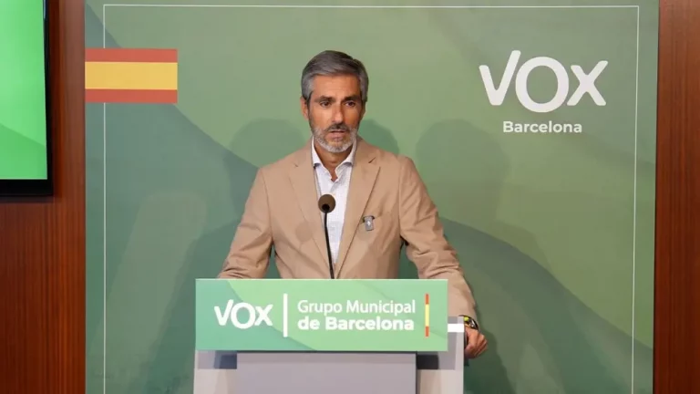 FOTOGRAFÍA. BARCELONA (CATALUÑA) REINO DE ESPAÑA, 15 DE SEPTIEMBRE DE DE 2025. El portavoz del Grupo Municipal de VOX en el Ayuntamiento de Barcelona Gonzalo de Oro-Pulido Plaza, registrado este lunes durante una rueda de prensa en el Palacio del Ayuntamiento de la ciudad condal. Lasvocesdelpueblo (Ñ Pueblo)