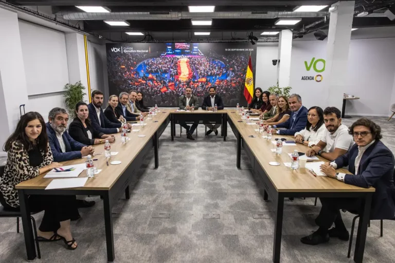 FOTOGRAFÍA. MADRID (REINO DE ESPAÑA), 15 DE SEPTIEMBRE DE 2025. El presidente de Vox, Santiago Abascal Conde, preside el Comité Ejecutivo Nacional de VOX en la sede nacional de la formación en calle Bambú 12 de Madrid. Los patriotas exhiben una fotografía histórica de su demostración de fuerza de ayer en el Palacio Vistalegre de Carabanchel (Comunidad de Madrid), donde la Resistencia petó el aforo de esta instaciones y decenas de personas se quedaron fuera por obligación legal se perdieron el EuropaViva25. Lasvocesdelpueblo (Ñ Pueblo)