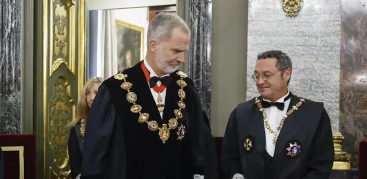 FOTOGRAFÍA. MADRID (REINO DE ESPAÑA), 05 DE SEPTIEMBRE DE 2025. El jefe del Estado español su Majestad el rey Felipe Juan Pablo Alfonso de Todos los Santos de Borbón y Grecia (Felipe VI) (i); preside el acto de apertura judicial 2025 - 2026; en la Sala de Plenos del Tribunal Supremo donde estuvieron presentes: presidente del Tribunal Supremo (TS) y del Consejo General del Poder Judicial (CGPJ) del Reino de España, María Isabel Perelló Doménech (Isabel Perelló); el imputado y procesado fiscal general del Estado, Álvaro García Ortiz (PSOE) (d); los vocales del Consejo General del Poder Judicial, los integrantes de la Sala de Gobierno del Tribunal Supremo y los magistrados de este órgano judicial; y los presidentes de los Tribunales Superiores de Justicia de todo el Reino español, entre otras autoridades judiciales; como personalidad civiles de otros poderes del Estado, estuvieron presentes presencia de la presidente del Congreso de los Diputados, Francesca Lluc Armengol Socías (Francina Armengol) (PSOE); del ministro de la Presidencia, Justicia y Relaciones con las Cortes, Félix Bolaños García (PSOE); de la presidenta del Consejo de Estado, Carmen Calvo Poyato (PSOE); de la presidente del Tribunal de Cuentas, Enriqueta Chicano Jávega (PSOE); y del Defensor del Pueblo, Ángel Gabilondo Pujol (PSOE). Efe