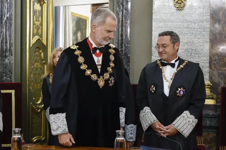 FOTOGRAFÍA. MADRID (REINO DE ESPAÑA), 05 DE SEPTIEMBRE DE 2025. El jefe del Estado español su Majestad el rey Felipe Juan Pablo Alfonso de Todos los Santos de Borbón y Grecia (Felipe VI) (i); preside el acto de apertura judicial 2025 - 2026; en la Sala de Plenos del Tribunal Supremo donde estuvieron presentes: presidente del Tribunal Supremo (TS) y del Consejo General del Poder Judicial (CGPJ) del Reino de España, María Isabel Perelló Doménech (Isabel Perelló); el imputado y procesado fiscal general del Estado, Álvaro García Ortiz (PSOE) (d); los vocales del Consejo General del Poder Judicial, los integrantes de la Sala de Gobierno del Tribunal Supremo y los magistrados de este órgano judicial; y los presidentes de los Tribunales Superiores de Justicia de todo el Reino español, entre otras autoridades judiciales; como personalidad civiles de otros poderes del Estado, estuvieron presentes presencia de la presidente del Congreso de los Diputados, Francesca Lluc Armengol Socías (Francina Armengol) (PSOE); del ministro de la Presidencia, Justicia y Relaciones con las Cortes, Félix Bolaños García (PSOE); de la presidenta del Consejo de Estado, Carmen Calvo Poyato (PSOE); de la presidente del Tribunal de Cuentas, Enriqueta Chicano Jávega (PSOE); y del Defensor del Pueblo, Ángel Gabilondo Pujol (PSOE). Efe