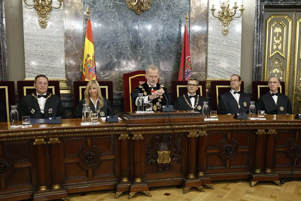 FOTOGRAFÍA. MADRID (REINO DE ESPAÑA), 05 DE SEPTIEMBRE DE 2025. El jefe del Estado español su Majestad el rey Felipe Juan Pablo Alfonso de Todos los Santos de Borbón y Grecia (Felipe VI) (3i); preside el acto de apertura judicial 2025 - 2026; en la Sala de Plenos del Tribunal Supremo donde estuvieron presentes: presidente del Tribunal Supremo (TS) y del Consejo General del Poder Judicial (CGPJ) del Reino de España, María Isabel Perelló Doménech (Isabel Perelló) (2i); el imputado y procesado fiscal general del Estado, Álvaro García Ortiz (PSOE) (i); los vocales del Consejo General del Poder Judicial, los integrantes de la Sala de Gobierno del Tribunal Supremo y los magistrados de este órgano judicial; y los presidentes de los Tribunales Superiores de Justicia de todo el Reino español, entre otras autoridades judiciales; como personalidad civiles de otros poderes del Estado, estuvieron presentes presencia de la presidente del Congreso de los Diputados, Francesca Lluc Armengol Socías (Francina Armengol) (PSOE); del ministro de la Presidencia, Justicia y Relaciones con las Cortes, Félix Bolaños García (PSOE) (3d); de la presidenta del Consejo de Estado, Carmen Calvo Poyato (PSOE); de la presidente del Tribunal de Cuentas, Enriqueta Chicano Jávega (PSOE); y del Defensor del Pueblo, Ángel Gabilondo Pujol (PSOE). Efe
