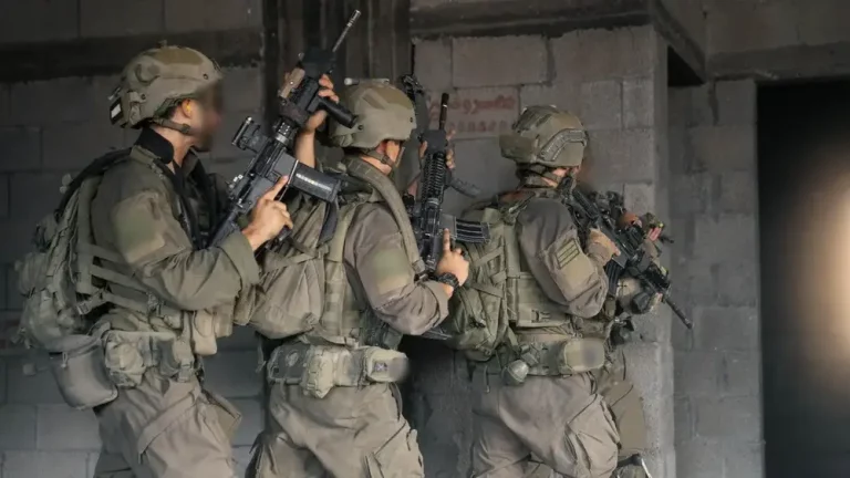 FOTOGRAFÍA. CIUDAD DE GAZA (FRANJA DE GAZA), 28 DE SEPTIEMBRE DE 2025. En la imagen, los guerreros santos las Fuerzas de Defensa de Israel (FDI) del Ejército Israelí Tzáhal, operando en la Ciudad de Gaza, el último bastión de los grupos terroristas islamofascistas del eje del mal en la tierra Ayatolas ISIS: Hamás ISIS e Yihad islámica Palestina en la Franja de Gaza. Se trata de lugares que los corruptos del perverso Occidente idiotizado le vetaron a Israel el acceso a cambio de su traidor y engañoso apoyo político al país hebreo, protegiendo con ello a sus verdaderos socios naziislamistas de Hamás ISIS e Yihad islámica Palestina. De hecho, no han dudado de rescatar a los asesinos terroristas islamistas con un Reconocimiento de un Estado terrorista antisemita Palestino en plena guerra con rehenes en manos de sus socios y abandonando a su suerte al pueblo de Israel. Capitán Ella Waweya/Ejército Israelí Tzáhal/Lasvocesdelpueblo (Ñ Pueblo)