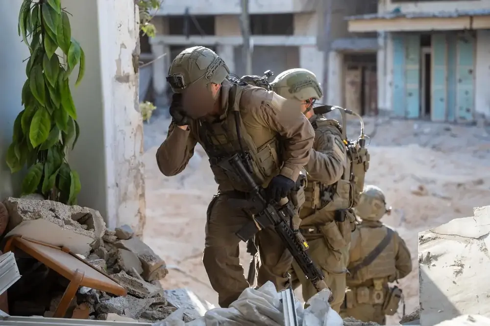 FOTOGRAFÍA. CIUDAD DE GAZA (FRANJA DE GAZA), 28 DE SEPTIEMBRE DE 2025. En la imagen, los guerreros santos las Fuerzas de Defensa de Israel (FDI) del Ejército Israelí Tzáhal, operando en la Ciudad de Gaza, el último bastión de los grupos terroristas islamofascistas del eje del mal en la tierra Ayatolas ISIS: Hamás ISIS e Yihad islámica Palestina en la Franja de Gaza. Se trata de lugares que los corruptos del perverso Occidente idiotizado le vetaron a Israel el acceso a cambio de su traidor y engañoso apoyo político al país hebreo, protegiendo con ello a sus verdaderos socios naziislamistas de Hamás ISIS e Yihad islámica Palestina. De hecho, no han dudado de rescatar a los asesinos terroristas islamistas con un Reconocimiento de un Estado terrorista antisemita Palestino en plena guerra con rehenes en manos de sus socios y abandonando a su suerte al pueblo de Israel. Capitán Ella Waweya/Ejército Israelí Tzáhal/Lasvocesdelpueblo (Ñ Pueblo)