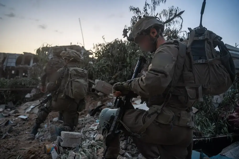 FOTOGRAFÍA. CIUDAD DE GAZA (FRANJA DE GAZA), 28 DE SEPTIEMBRE DE 2025. En la imagen, los guerreros santos las Fuerzas de Defensa de Israel (FDI) del Ejército Israelí Tzáhal, operando en la Ciudad de Gaza, el último bastión de los grupos terroristas islamofascistas del eje del mal en la tierra Ayatolas ISIS: Hamás ISIS e Yihad islámica Palestina en la Franja de Gaza. Se trata de lugares que los corruptos del perverso Occidente idiotizado le vetaron a Israel el acceso a cambio de su traidor y engañoso apoyo político al país hebreo, protegiendo con ello a sus verdaderos socios naziislamistas de Hamás ISIS e Yihad islámica Palestina. De hecho, no han dudado de rescatar a los asesinos terroristas islamistas con un Reconocimiento de un Estado terrorista antisemita Palestino en plena guerra con rehenes en manos de sus socios y abandonando a su suerte al pueblo de Israel. Capitán Ella Waweya/Ejército Israelí Tzáhal/Lasvocesdelpueblo (Ñ Pueblo)