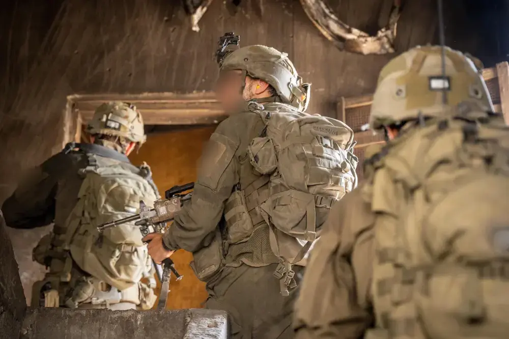 FOTOGRAFÍA. CIUDAD DE GAZA (FRANJA DE GAZA), 28 DE SEPTIEMBRE DE 2025. En la imagen, los guerreros santos las Fuerzas de Defensa de Israel (FDI) del Ejército Israelí Tzáhal, operando en la Ciudad de Gaza, el último bastión de los grupos terroristas islamofascistas del eje del mal en la tierra Ayatolas ISIS: Hamás ISIS e Yihad islámica Palestina en la Franja de Gaza. Se trata de lugares que los corruptos del perverso Occidente idiotizado le vetaron a Israel el acceso a cambio de su traidor y engañoso apoyo político al país hebreo, protegiendo con ello a sus verdaderos socios naziislamistas de Hamás ISIS e Yihad islámica Palestina. De hecho, no han dudado de rescatar a los asesinos terroristas islamistas con un Reconocimiento de un Estado terrorista antisemita Palestino en plena guerra con rehenes en manos de sus socios y abandonando a su suerte al pueblo de Israel. Capitán Ella Waweya/Ejército Israelí Tzáhal/Lasvocesdelpueblo (Ñ Pueblo)