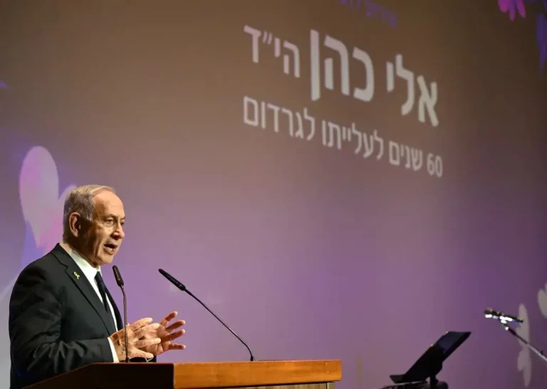 FOTOGRAFÍA. HERZLIYA (TEL AVIV) ISRAEL, 11 DE SEPTIEMBRE DE 2025. El primer ministro de Israel, "Bibi" Benjamín Netanyahu (en la imagen), y su esposa Sara Ben-Artzi (Sara Netanyahu o Sara Ben-Artzi Netanyahu), junto con el director del Inteligencia israelí el Mossad, David Barnea, han asistido hoy a un evento en memoria de Eli Cohen, "Nuestro Hombre en Damasco", de bendita memoria, en el 60 Aniversario de su ejecución. Lasvocesdelpueblo (Ñ Pueblo)