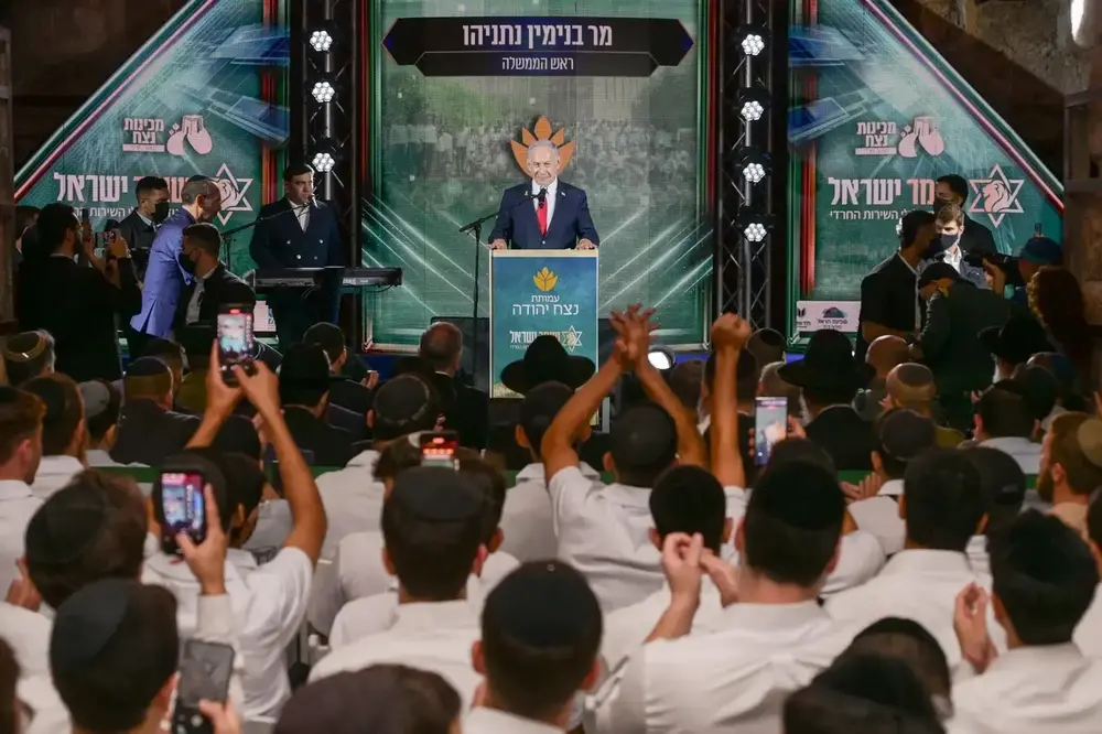 FOTOGRAFÍA. JERUSALÉN (ISRAEL), 11 DE SEPTIEMBRE DE 2025. El primer ministro de Israel, "Bibi" Benjamín Netanyahu (en la imagen), asistió este jueves a la ceremonia anual de los programas preparatorios Netzach Yehuda y las yeshivot haredíes hesder que operan bajo la égida de la organización "Shomer Yisrael", que supervisa todas las ramas haredíes de las Fuerzas de Defensa de Israel (FDI) del Ejército israelí Tzáhal. "El estudio de la Torá continuará siempre, pero un público amplio también puede combinar el estudio con el servicio militar. Impulsamos esto con vigorosos esfuerzos de las Fuerzas de Defensa de Israel para permitir que alguien sea reclutado y dado de baja como ultraortodoxo, para preservar el legado de Israel y defenderlo", ha dicho Bibi para añadir que "esta integración no solo es posible, sino también poderosa". "He visto a los soldados y a la Brigada Hasmonea; he visto a los Nahal Haredi". "Han eliminado a docenas de terroristas en combates ejemplares en Gaza". "También hemos perdido a queridos soldados; que G-d los vengue". Lasvocesdelpueblo (Ñ Pueblo)