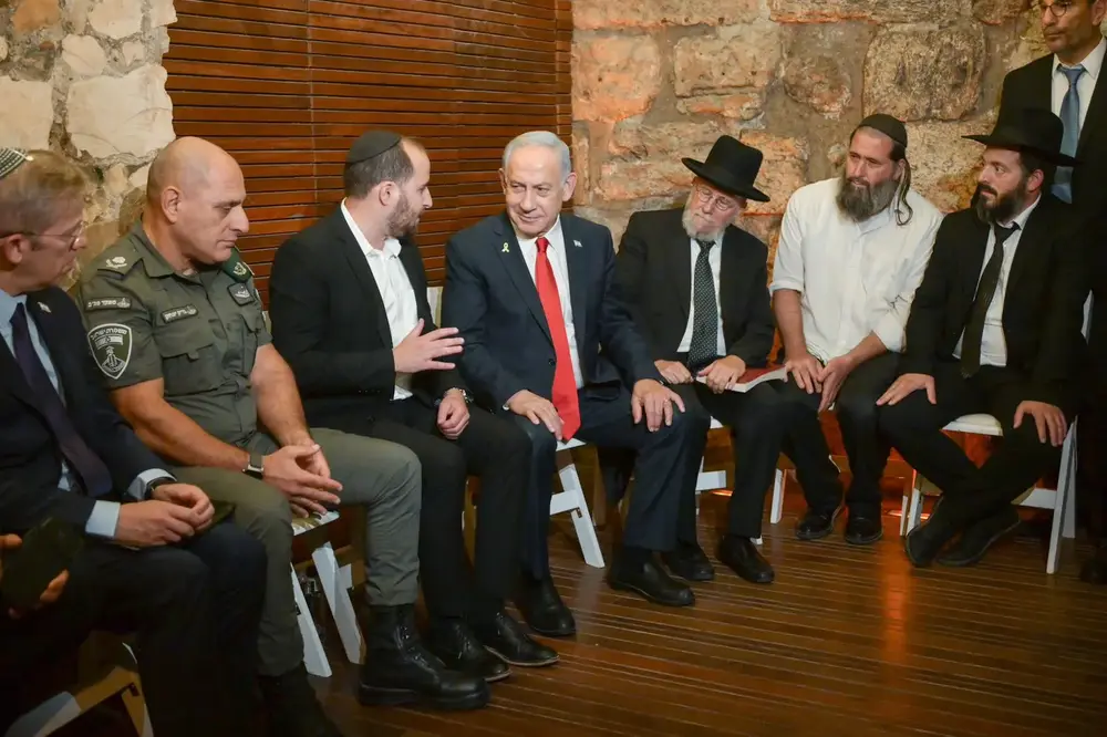 FOTOGRAFÍA. JERUSALÉN (ISRAEL), 11 DE SEPTIEMBRE DE 2025. El primer ministro de Israel, "Bibi" Benjamín Netanyahu (en la imagen), asistió este jueves a la ceremonia anual de los programas preparatorios Netzach Yehuda y las yeshivot haredíes hesder que operan bajo la égida de la organización "Shomer Yisrael", que supervisa todas las ramas haredíes de las Fuerzas de Defensa de Israel (FDI) del Ejército israelí Tzáhal. "El estudio de la Torá continuará siempre, pero un público amplio también puede combinar el estudio con el servicio militar. Impulsamos esto con vigorosos esfuerzos de las Fuerzas de Defensa de Israel para permitir que alguien sea reclutado y dado de baja como ultraortodoxo, para preservar el legado de Israel y defenderlo", ha dicho Bibi para añadir que "esta integración no solo es posible, sino también poderosa". "He visto a los soldados y a la Brigada Hasmonea; he visto a los Nahal Haredi". "Han eliminado a docenas de terroristas en combates ejemplares en Gaza". "También hemos perdido a queridos soldados; que G-d los vengue". Lasvocesdelpueblo (Ñ Pueblo)