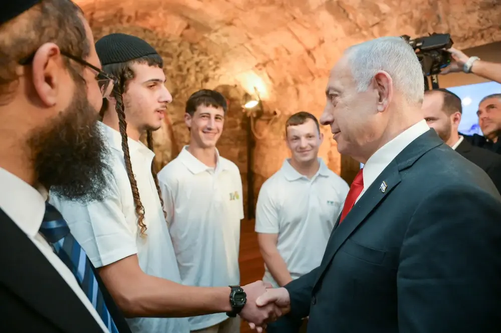 FOTOGRAFÍA. JERUSALÉN (ISRAEL), 11 DE SEPTIEMBRE DE 2025. El primer ministro de Israel, "Bibi" Benjamín Netanyahu (d), asistió este jueves a la ceremonia anual de los programas preparatorios Netzach Yehuda y las yeshivot haredíes hesder que operan bajo la égida de la organización "Shomer Yisrael", que supervisa todas las ramas haredíes de las Fuerzas de Defensa de Israel (FDI) del Ejército israelí Tzáhal. "El estudio de la Torá continuará siempre, pero un público amplio también puede combinar el estudio con el servicio militar. Impulsamos esto con vigorosos esfuerzos de las Fuerzas de Defensa de Israel para permitir que alguien sea reclutado y dado de baja como ultraortodoxo, para preservar el legado de Israel y defenderlo", ha dicho Bibi para añadir que "esta integración no solo es posible, sino también poderosa". "He visto a los soldados y a la Brigada Hasmonea; he visto a los Nahal Haredi". "Han eliminado a docenas de terroristas en combates ejemplares en Gaza". "También hemos perdido a queridos soldados; que G-d los vengue". Lasvocesdelpueblo (Ñ Pueblo)