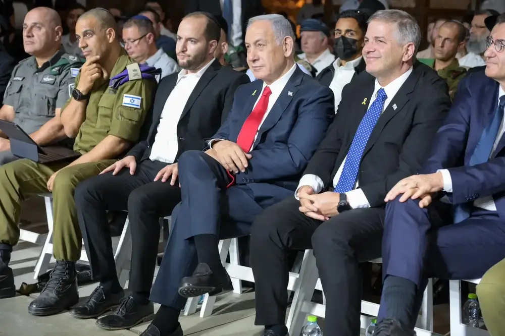 FOTOGRAFÍA. JERUSALÉN (ISRAEL), 11 DE SEPTIEMBRE DE 2025. El primer ministro de Israel, "Bibi" Benjamín Netanyahu (3d), asistió este jueves a la ceremonia anual de los programas preparatorios Netzach Yehuda y las yeshivot haredíes hesder que operan bajo la égida de la organización "Shomer Yisrael", que supervisa todas las ramas haredíes de las Fuerzas de Defensa de Israel (FDI) del Ejército israelí Tzáhal. "El estudio de la Torá continuará siempre, pero un público amplio también puede combinar el estudio con el servicio militar. Impulsamos esto con vigorosos esfuerzos de las Fuerzas de Defensa de Israel para permitir que alguien sea reclutado y dado de baja como ultraortodoxo, para preservar el legado de Israel y defenderlo", ha dicho Bibi para añadir que "esta integración no solo es posible, sino también poderosa". "He visto a los soldados y a la Brigada Hasmonea; he visto a los Nahal Haredi". "Han eliminado a docenas de terroristas en combates ejemplares en Gaza". "También hemos perdido a queridos soldados; que G-d los vengue". Lasvocesdelpueblo (Ñ Pueblo)