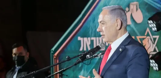 FOTOGRAFÍA. JERUSALÉN (ISRAEL), 11 DE SEPTIEMBRE DE 2025. El primer ministro de Israel, "Bibi" Benjamín Netanyahu (en la imagen), asistió este jueves a la ceremonia anual de los programas preparatorios Netzach Yehuda y las yeshivot haredíes hesder que operan bajo la égida de la organización "Shomer Yisrael", que supervisa todas las ramas haredíes de las Fuerzas de Defensa de Israel (FDI) del Ejército israelí Tzáhal. "El estudio de la Torá continuará siempre, pero un público amplio también puede combinar el estudio con el servicio militar. Impulsamos esto con vigorosos esfuerzos de las Fuerzas de Defensa de Israel para permitir que alguien sea reclutado y dado de baja como ultraortodoxo, para preservar el legado de Israel y defenderlo", ha dicho Bibi para añadir que "esta integración no solo es posible, sino también poderosa". "He visto a los soldados y a la Brigada Hasmonea; he visto a los Nahal Haredi". "Han eliminado a docenas de terroristas en combates ejemplares en Gaza". "También hemos perdido a queridos soldados; que G-d los vengue". Lasvocesdelpueblo (Ñ Pueblo)