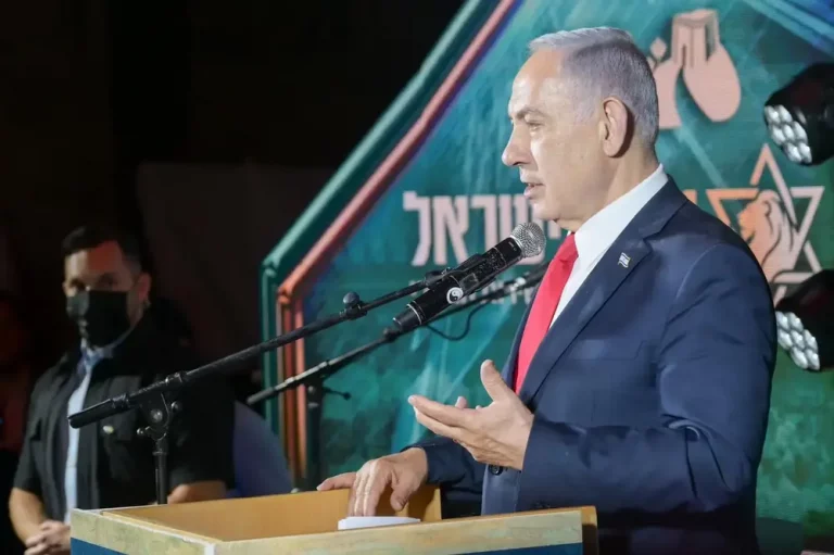 FOTOGRAFÍA. JERUSALÉN (ISRAEL), 11 DE SEPTIEMBRE DE 2025. El primer ministro de Israel, "Bibi" Benjamín Netanyahu (en la imagen), asistió este jueves a la ceremonia anual de los programas preparatorios Netzach Yehuda y las yeshivot haredíes hesder que operan bajo la égida de la organización "Shomer Yisrael", que supervisa todas las ramas haredíes de las Fuerzas de Defensa de Israel (FDI) del Ejército israelí Tzáhal. "El estudio de la Torá continuará siempre, pero un público amplio también puede combinar el estudio con el servicio militar. Impulsamos esto con vigorosos esfuerzos de las Fuerzas de Defensa de Israel para permitir que alguien sea reclutado y dado de baja como ultraortodoxo, para preservar el legado de Israel y defenderlo", ha dicho Bibi para añadir que "esta integración no solo es posible, sino también poderosa". "He visto a los soldados y a la Brigada Hasmonea; he visto a los Nahal Haredi". "Han eliminado a docenas de terroristas en combates ejemplares en Gaza". "También hemos perdido a queridos soldados; que G-d los vengue". Lasvocesdelpueblo (Ñ Pueblo)