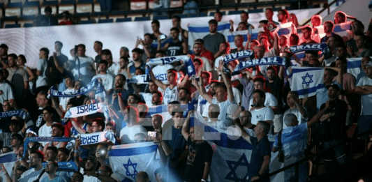 FOTOGRAFÍA. KATOWICE (POLAND), 02 OF SEPTEMBER THE 2025.- Israeli supporters cheer during the FIBA EuroBasket 2025 Group D basketball match between Belgium and Israel, in Katowice, Poland, 02 September 2025. EUROBASKET 2025 en Bélgica y Polonia. Efe
