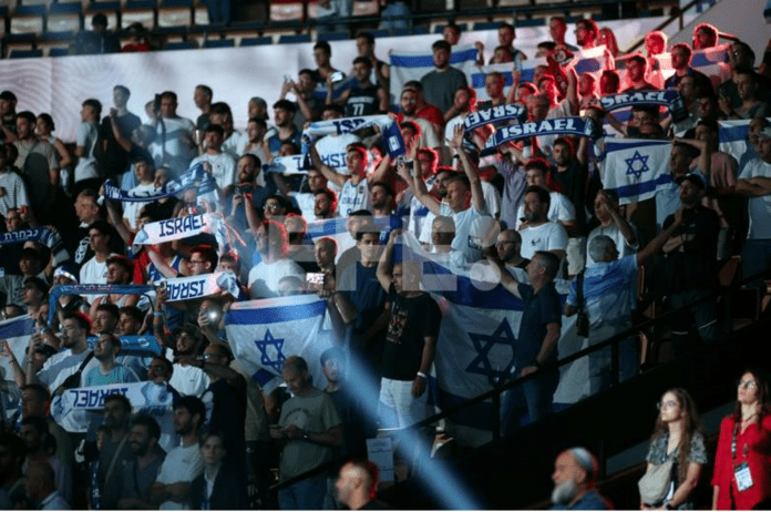 FOTOGRAFÍA. KATOWICE (POLAND), 02 OF SEPTEMBER THE 2025.- Israeli supporters cheer during the FIBA EuroBasket 2025 Group D basketball match between Belgium and Israel, in Katowice, Poland, 02 September 2025. EUROBASKET 2025 en Bélgica y Polonia. Efe