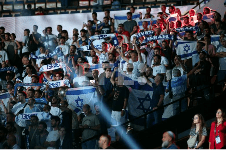 FOTOGRAFÍA. KATOWICE (POLAND), 02 OF SEPTEMBER THE 2025.- Israeli supporters cheer during the FIBA EuroBasket 2025 Group D basketball match between Belgium and Israel, in Katowice, Poland, 02 September 2025. EUROBASKET 2025 en Bélgica y Polonia. Efe