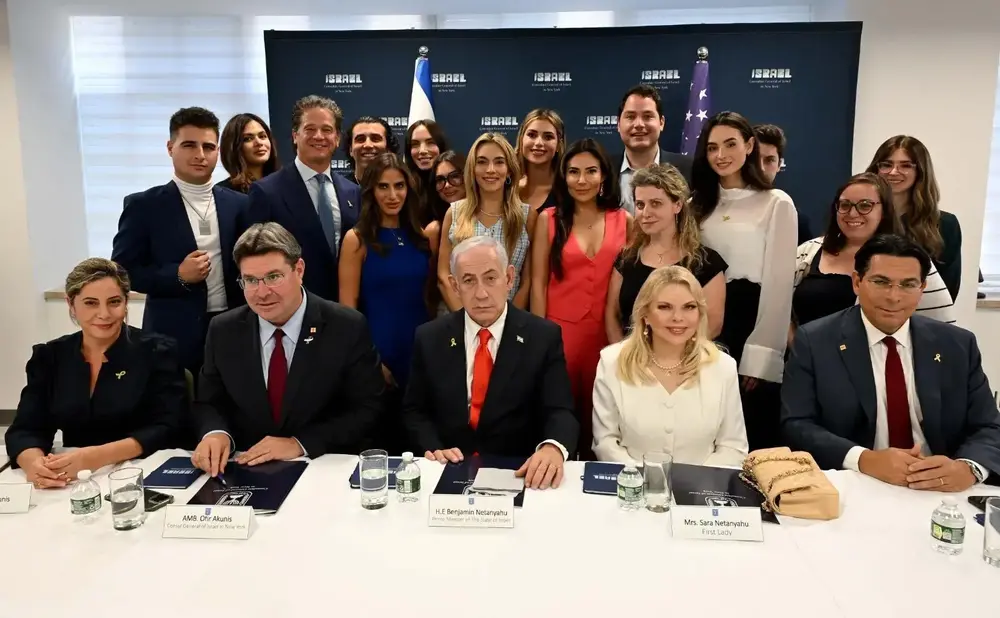 FOTOGRAFÍA, NUEVA YORK (ESTADOS UNIDOS DE AMÉRICA, EEUU), 28 DE SEPTIEMBRE DE 2025. El Gobierno de Israel se reúne con influencers extranjeros en Nueva York ante la ola de ataque del Occidente antisemita nacionalsocialista. "Bibi" Benjamín Netanyahu y la primera dama de la Tierra Santa, Sara Ben-Artzi (Sara Netanyahu o Sara Ben-Artzi Netanyahu), han presidido el encuentro, que ha tenido lugar en el Consulado de Israel en Nueva York (EEUU). Lasvocesdelpueblo (Ñ Pueblo)
