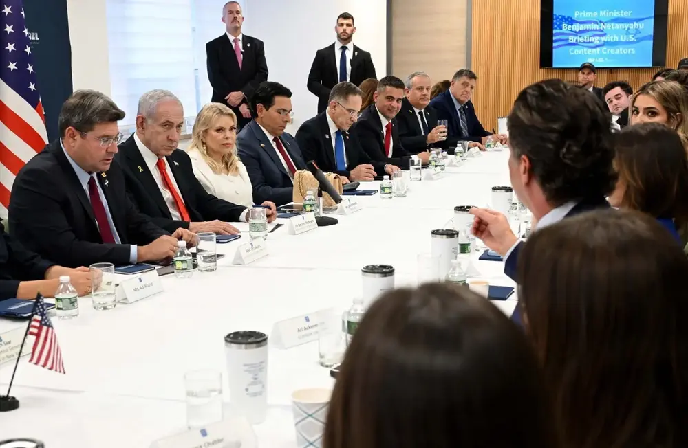 FOTOGRAFÍA, NUEVA YORK (ESTADOS UNIDOS DE AMÉRICA, EEUU), 28 DE SEPTIEMBRE DE 2025. El Gobierno de Israel se reúne con influencers extranjeros en Nueva York ante la ola de ataque del Occidente antisemita nacionalsocialista. "Bibi" Benjamín Netanyahu y la primera dama de la Tierra Santa, Sara Ben-Artzi (Sara Netanyahu o Sara Ben-Artzi Netanyahu), han presidido el encuentro, que ha tenido lugar en el Consulado de Israel en Nueva York (EEUU). Lasvocesdelpueblo (Ñ Pueblo)