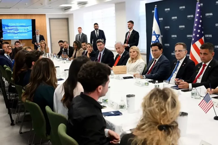 FOTOGRAFÍA, NUEVA YORK (ESTADOS UNIDOS DE AMÉRICA, EEUU), 28 DE SEPTIEMBRE DE 2025. El Gobierno de Israel se reúne con influencers extranjeros en Nueva York ante la ola de ataque del Occidente antisemita nacionalsocialista. "Bibi" Benjamín Netanyahu y la primera dama de la Tierra Santa, Sara Ben-Artzi (Sara Netanyahu o Sara Ben-Artzi Netanyahu), han presidido el encuentro, que ha tenido lugar en el Consulado de Israel en Nueva York (EEUU). Lasvocesdelpueblo (Ñ Pueblo)