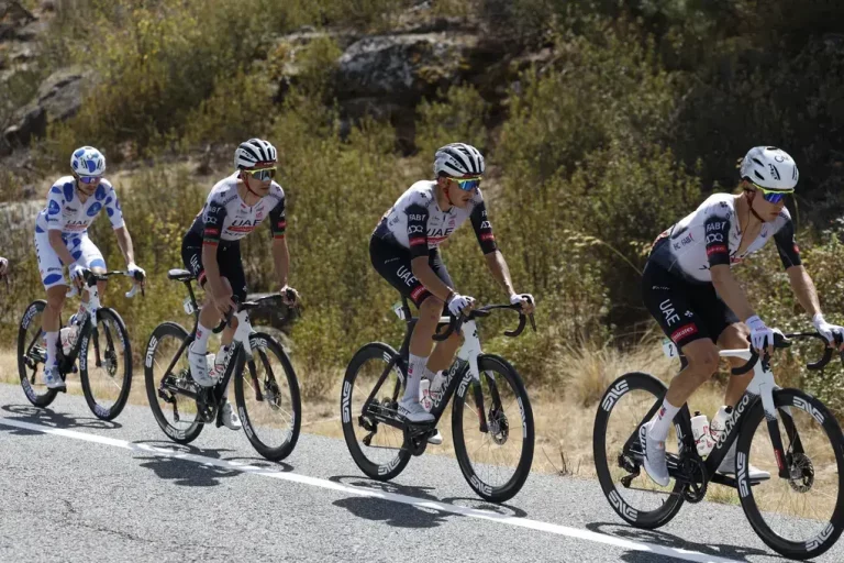 FOTOGRAFÍA. ROBLEDO DE CHABELA (COMUNIDAD DE MADRID) REINO DE ESPAÑA, 13 DE SEPTIEMBRE DE 2025. El español Juan Ayuso Pesquera (UAE Team Emirates), realiza declaraciones tras la vigésima y penúltima etapa de la Vuelta a España disputada este sábado entre las localidades madrileñas de Robledo de Chabela y el Puerto de Navacerrada, con un recorrido de 165.6 km. Efe